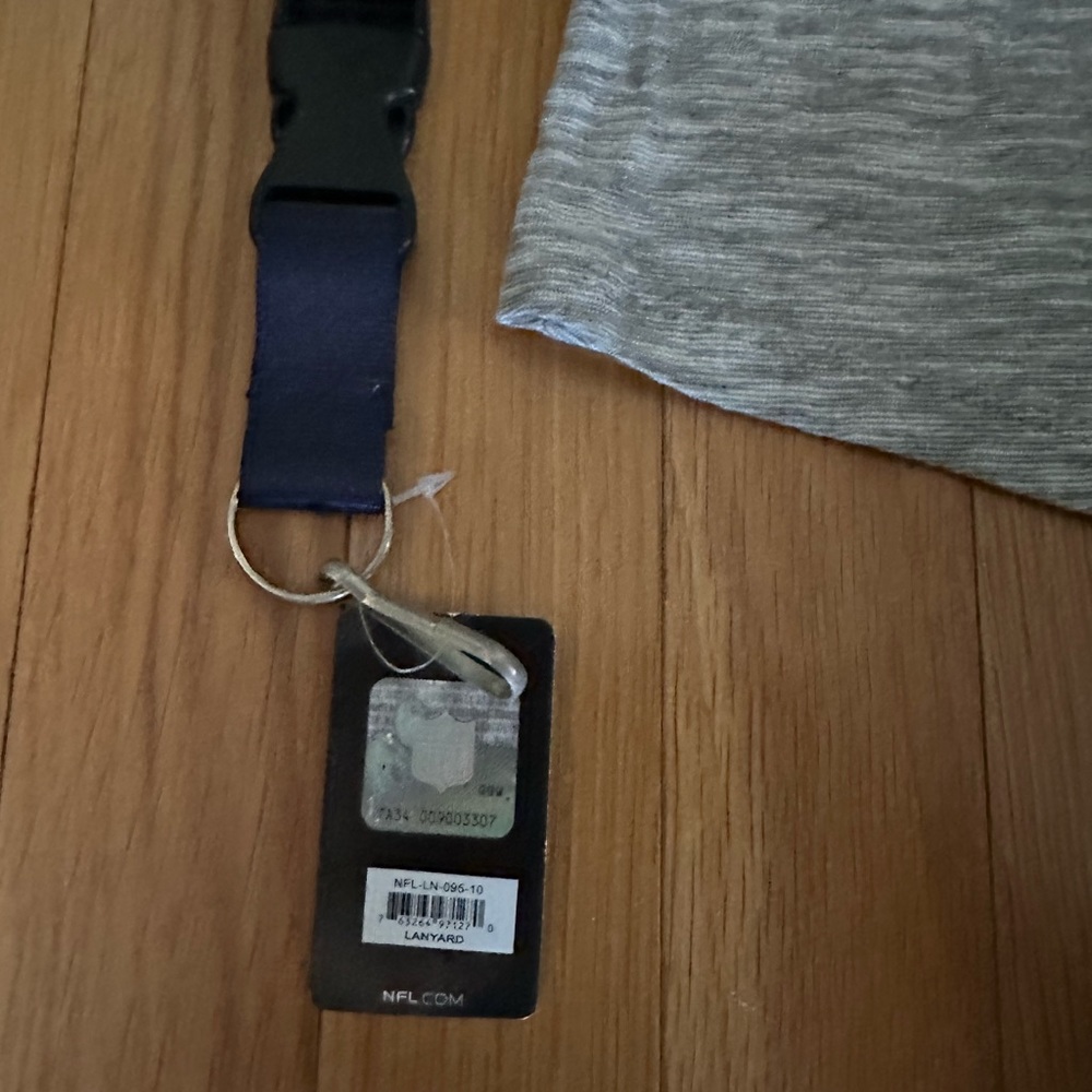 47 Brand women’s medium New England Patriots long sleeve top and lanyard NWT - Picture 4 of 4